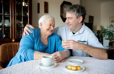 ConnectGroep zorgverlener met koffie bij een patiënt