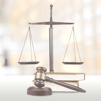 Juridische weegschaal met rechters hamer