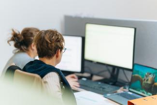 Zorgverleners doen hun administratie op de computer