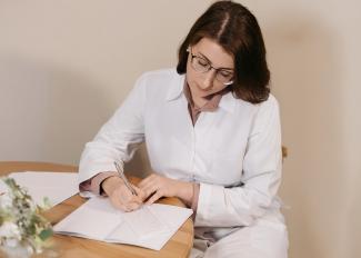 Vrouw leest de voorschriftplicht 