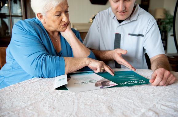 ConnectGroep zorgverlener bekijkt brochure met een patiënt