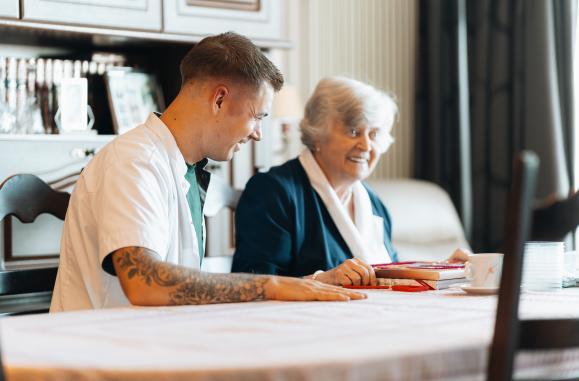 ConnectGroep zorgverlener met een patiënt, open eerlijkheid