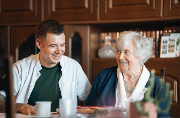ConnectGroep zorgverlener met een patiënt thuis
