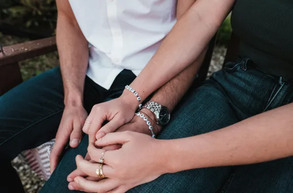 Twee personen die de handen vasthouden